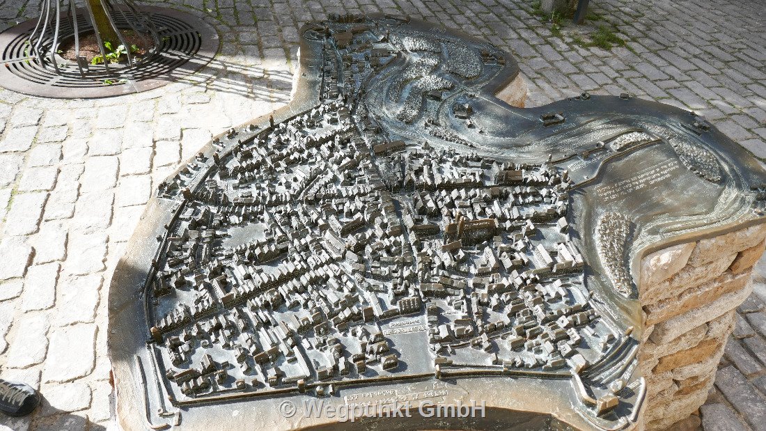 Ein Modell von Rothenburg in Braille-Schrift beschriftet als Orientierungshilfe für Blinde und Sehende